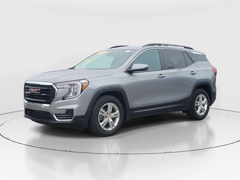 Used 2024 GMC Terrain SLE w/ Driver Convenience Package FWD image 2