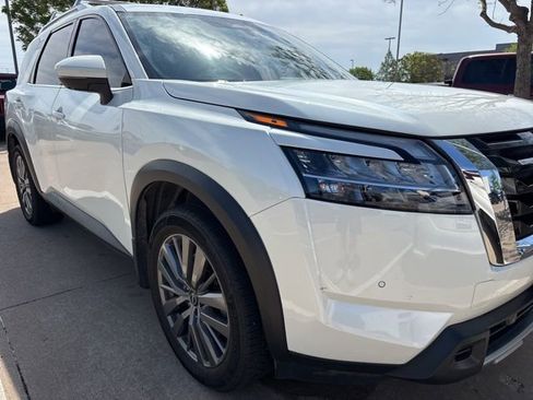Used 2024 Nissan Pathfinder SL w/ SL Premium Package image 3