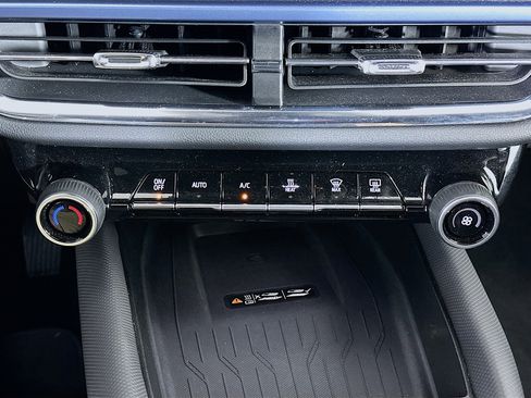 Used 2025 Chevrolet Equinox EV LT w/ Convenience Package image 24