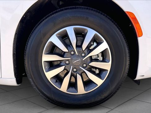 Used 2023 Chrysler Pacifica Touring-L image 11