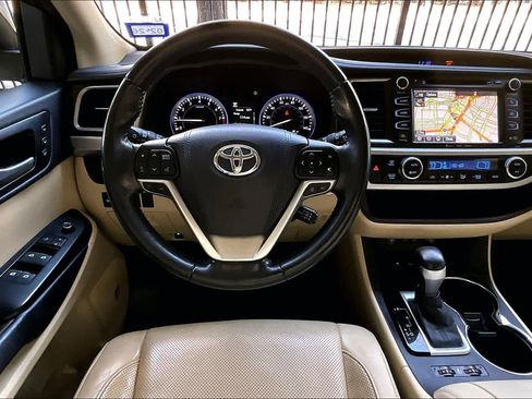 Used 2017 Toyota Highlander Limited image 5