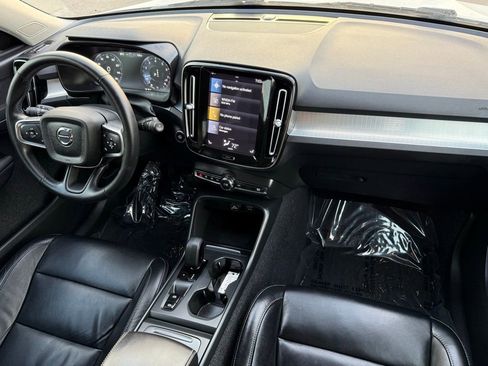 Used 2022 Volvo XC40 T4 Momentum image 27