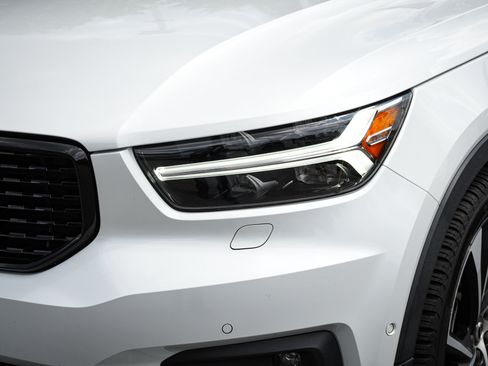 Used 2021 Volvo XC40 T5 R-Design w/ Advanced Package AWD/4WD image 6