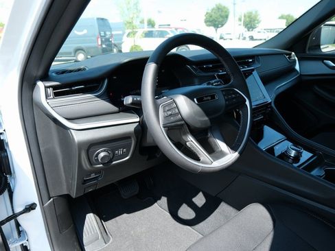 New 2025 Jeep Grand Cherokee Laredo w/ Luxury Tech Group I AWD/4WD image 4