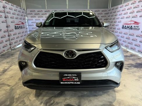 Used 2021 Toyota Highlander XLE AWD/4WD image 3