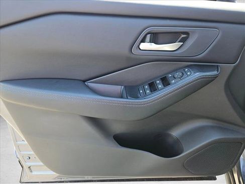 Used 2025 Nissan Rogue SV FWD image 10