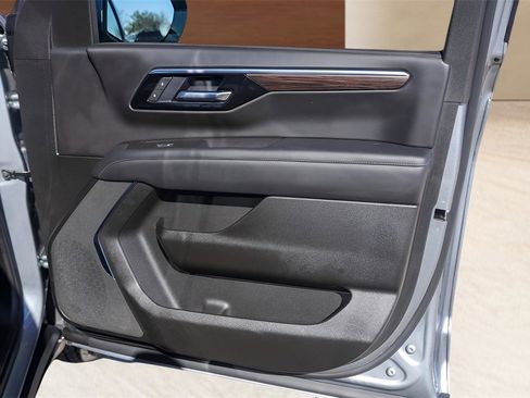 Used 2025 Chevrolet Suburban Z71 image 29