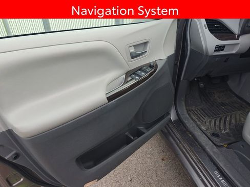 Used 2019 Toyota Sienna XLE w/ XLE Navigation Package image 5