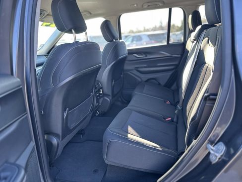 Used 2024 Jeep Grand Cherokee Laredo image 32