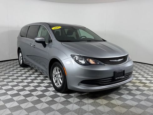Used 2017 Chrysler Pacifica Touring FWD image 3