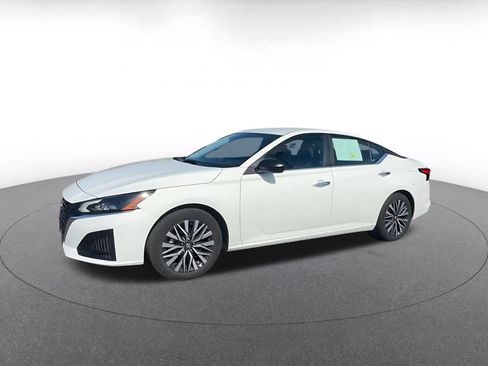Used 2025 Nissan Altima 2.5 SV FWD image 8