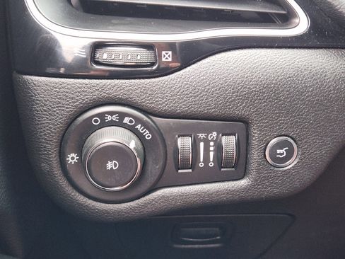 Used 2019 Jeep Cherokee Latitude Plus image 29