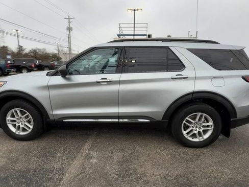 Used 2025 Ford Explorer Active AWD/4WD image 5