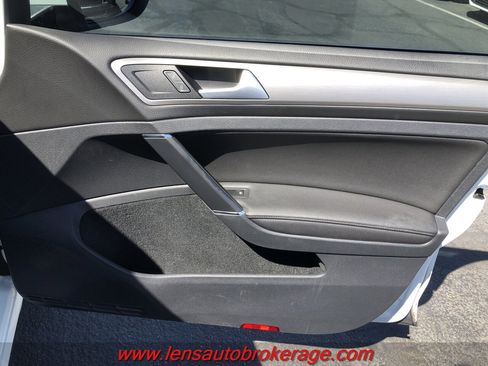 Used 2017 Volkswagen Golf SE image 22