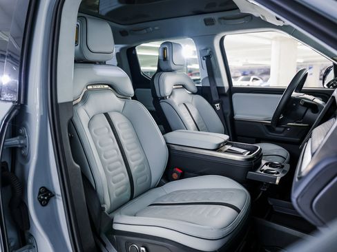 Used 2025 Rivian R1T Adventure image 30