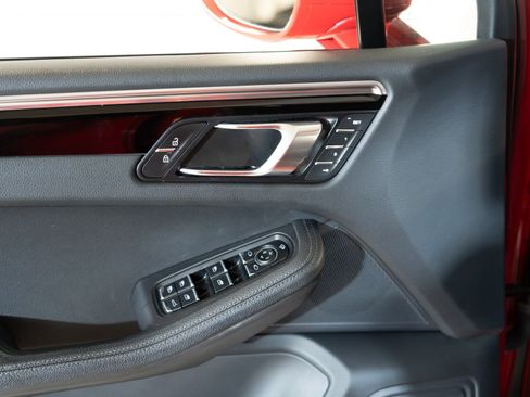 Certified 2024 Porsche Macan AWD/4WD image 20