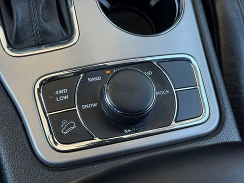 Used 2022 Jeep Grand Cherokee Laredo X AWD/4WD image 6