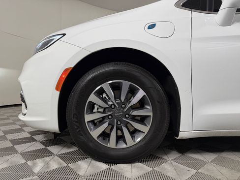 Used 2022 Chrysler Pacifica Touring-L image 11