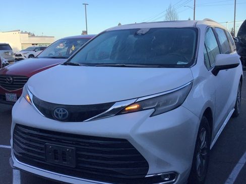 Used 2023 Toyota Sienna XLE image 1