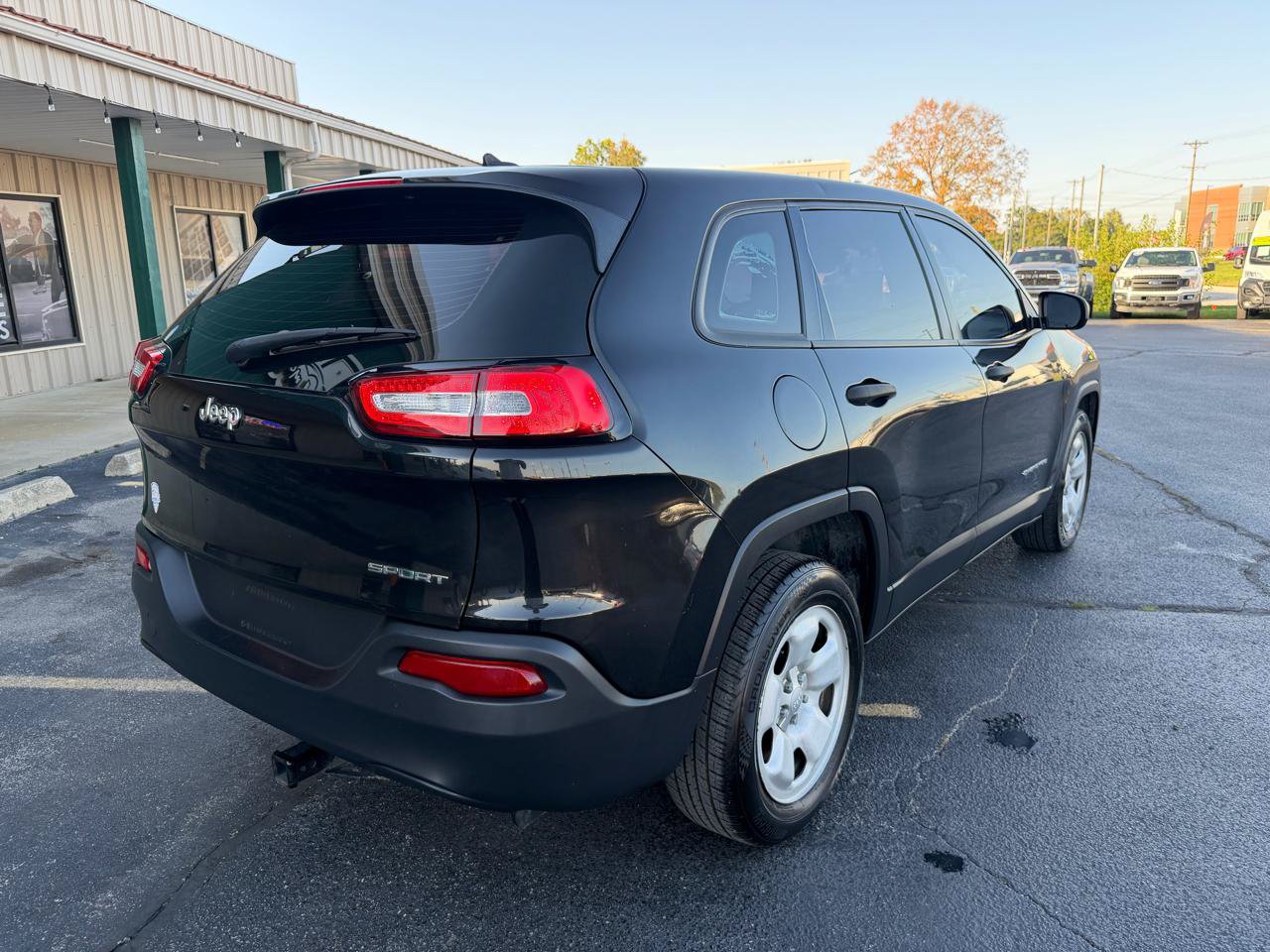 Used 2015 Jeep Cherokee Sport FWD image 3