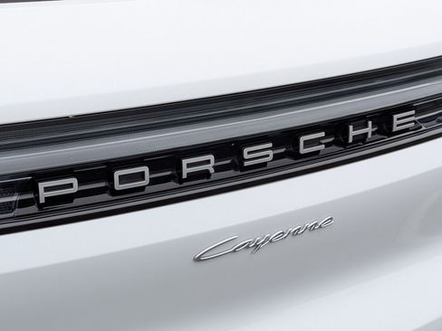 Certified 2025 Porsche Cayenne AWD/4WD image 30
