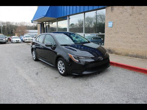 Used 2021 Toyota Corolla LE image 1