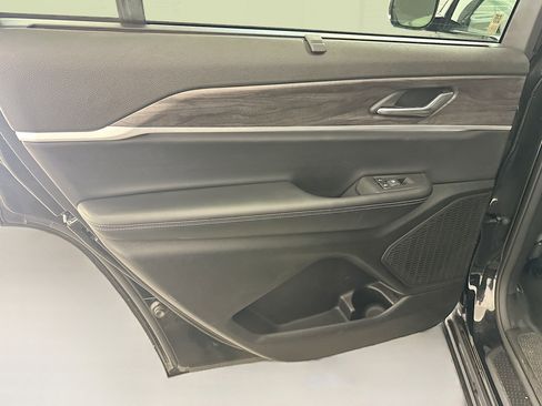 Used 2024 Jeep Grand Cherokee L Limited w/ Luxury Tech Group II image 28