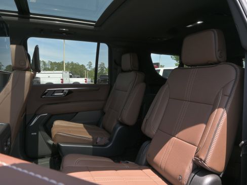 New 2026 Chevrolet Suburban High Country AWD/4WD image 13