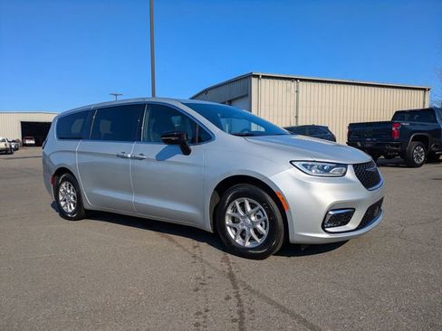 New 2026 Chrysler Pacifica Select image 2