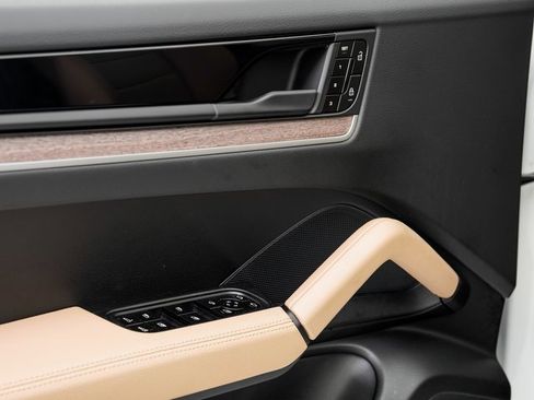 Used 2025 Porsche Cayenne image 8