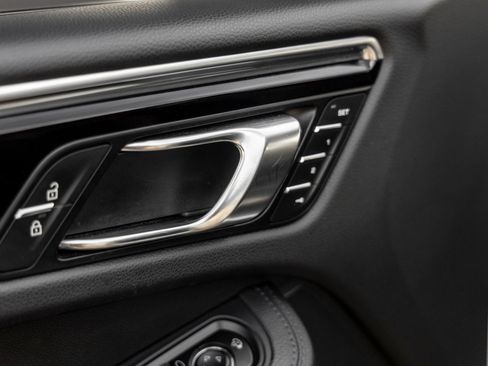 Certified 2023 Porsche Macan AWD/4WD image 22
