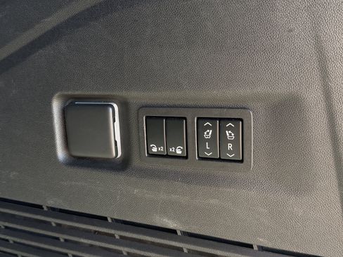 Used 2022 GMC Yukon XL SLT w/ SLT Luxury Package image 32