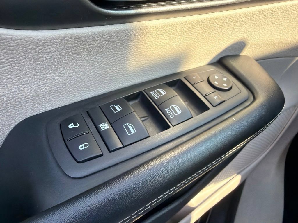 Used 2021 Chrysler Pacifica Touring-L FWD image 37