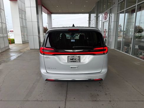 Used 2024 Chrysler Pacifica Touring-L FWD image 4