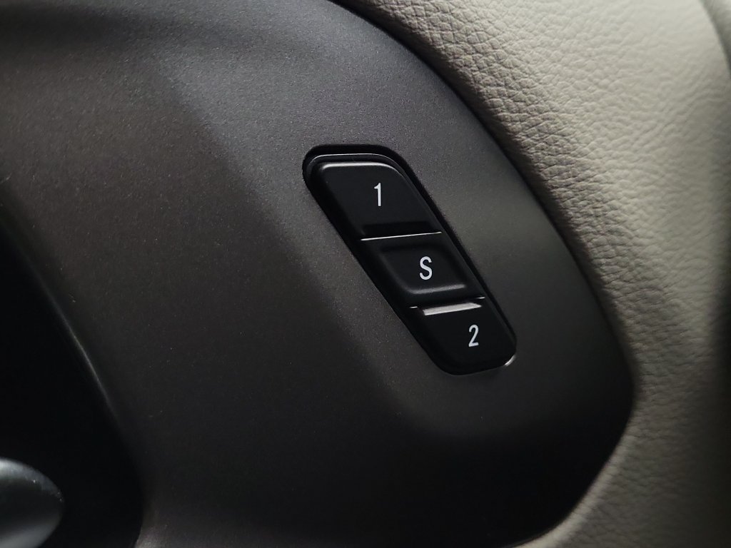 Used 2023 Chrysler Pacifica Touring-L FWD image 16