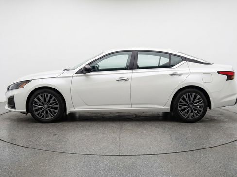Used 2025 Nissan Altima 2.5 SV FWD image 5