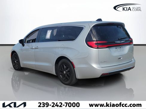 Used 2024 Chrysler Pacifica Touring-L FWD image 4