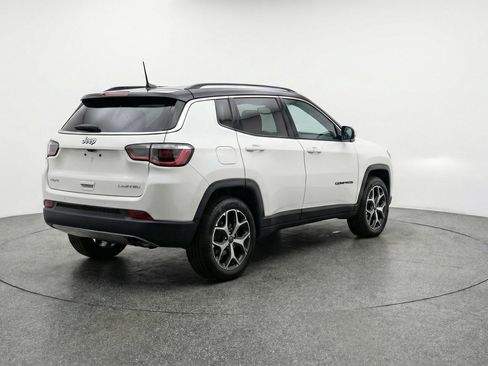 Used 2025 Jeep Compass Limited image 9