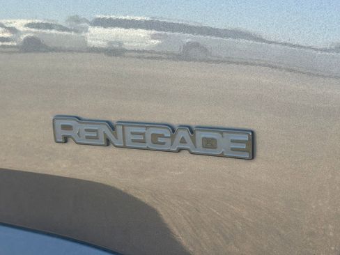 Used 2018 Jeep Renegade Altitude FWD image 5