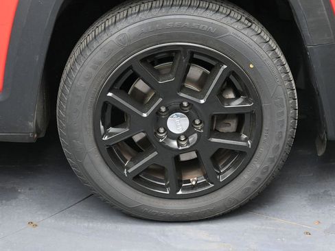 Used 2020 Jeep Renegade Latitude FWD image 11