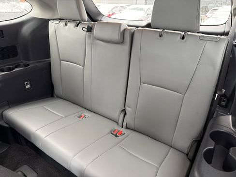 Used 2024 Toyota Highlander XLE image 28