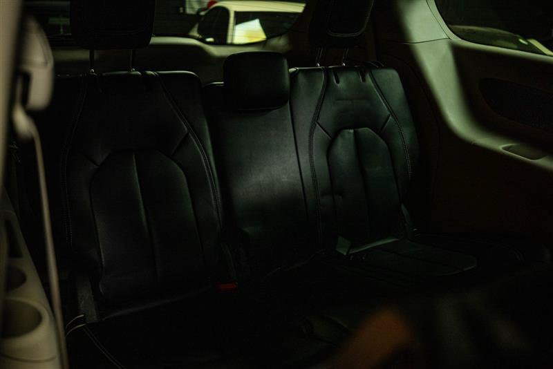 Used 2023 Chrysler Pacifica Touring-L FWD image 11