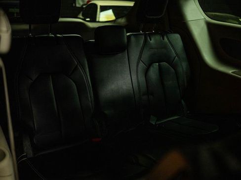Used 2023 Chrysler Pacifica Touring-L FWD image 11