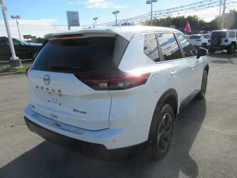 Used 2024 Nissan Rogue SV image 8