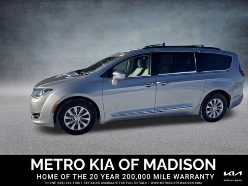 Used 2017 Chrysler Pacifica Touring-L image 3