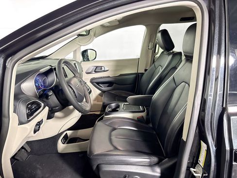Used 2024 Chrysler Pacifica Select image 11
