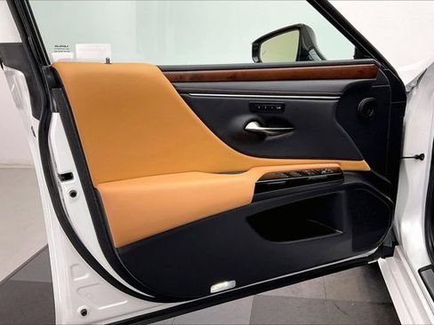 Used 2025 Lexus ES 300h w/ Premium Package image 26