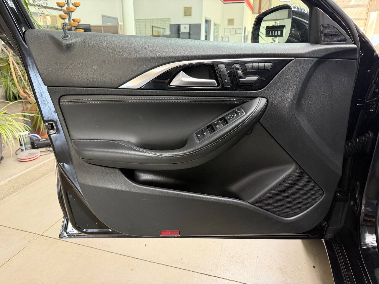 Used 2018 INFINITI QX30 FWD image 10