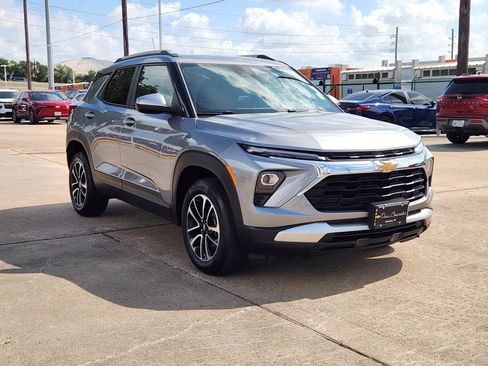 Used 2025 Chevrolet TrailBlazer LT AWD/4WD image 4