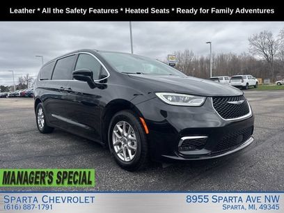 Used 2025 Chrysler Pacifica Select